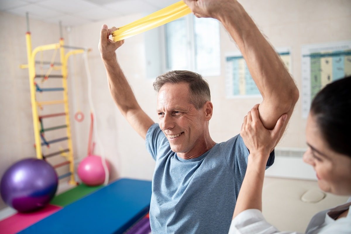 Persona realizando neurorehabilitación