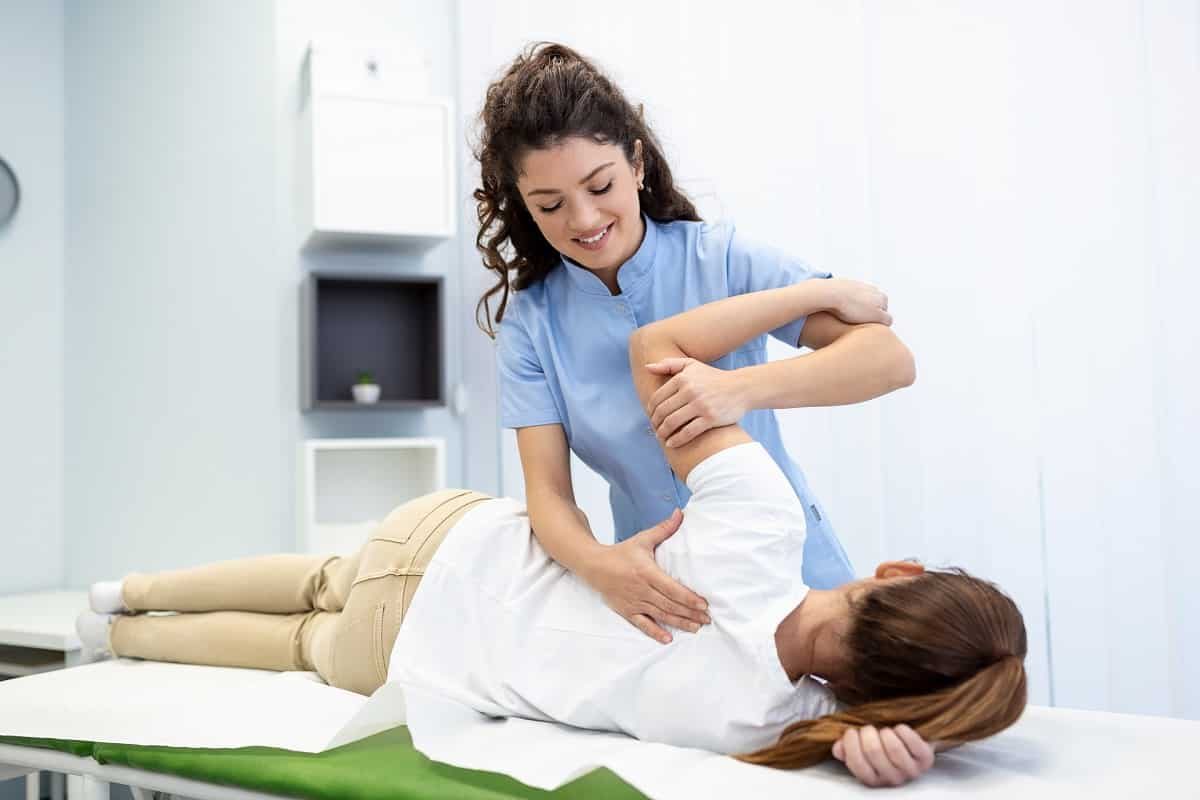 Persona en fisioterapia neurológica