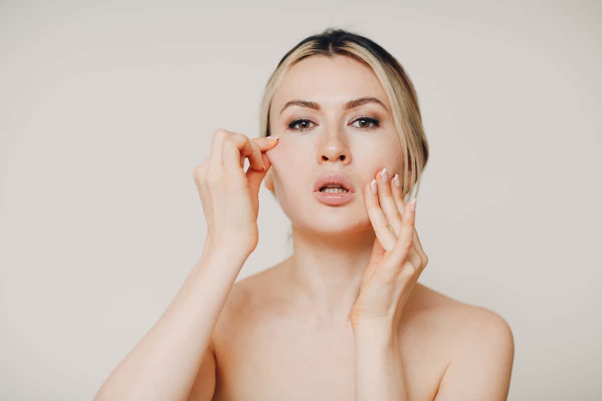 Mujer realizando masajes de paralisis facial
